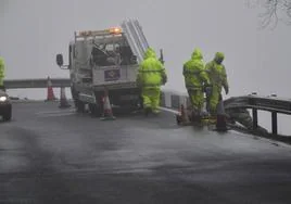 Trabajos de colocación de una valla donde un malecón no evitó una salida de la vía.