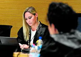 Mónica Herreras, designada inicialmente ponente, firma el voto particular. A la derecha, la fiscal.