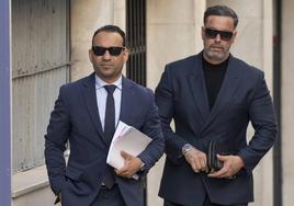 A la derecha, Rayco González, dueño de RR7, a su llegada este lunes a la sede de la Fiscalía Europea en Madrid junto a su abogado