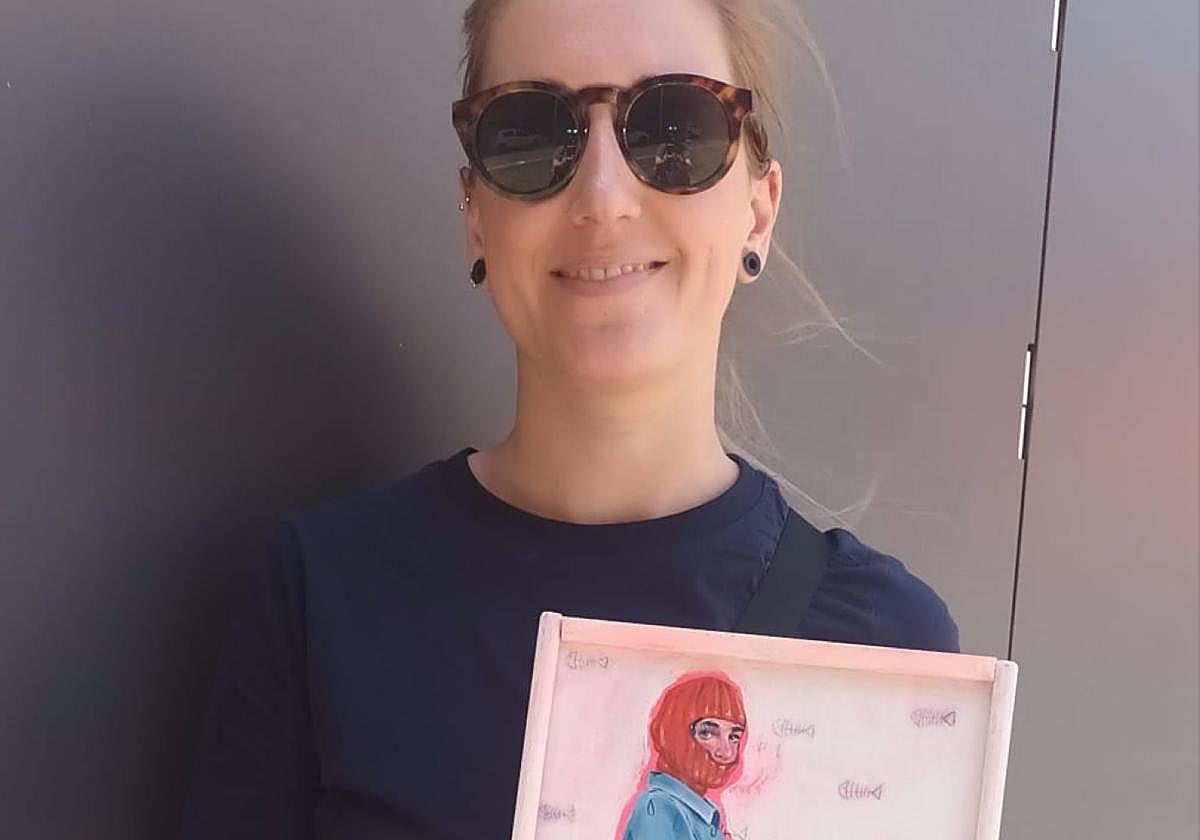 La artista Rima Ciplyte, con su caja intervenida.