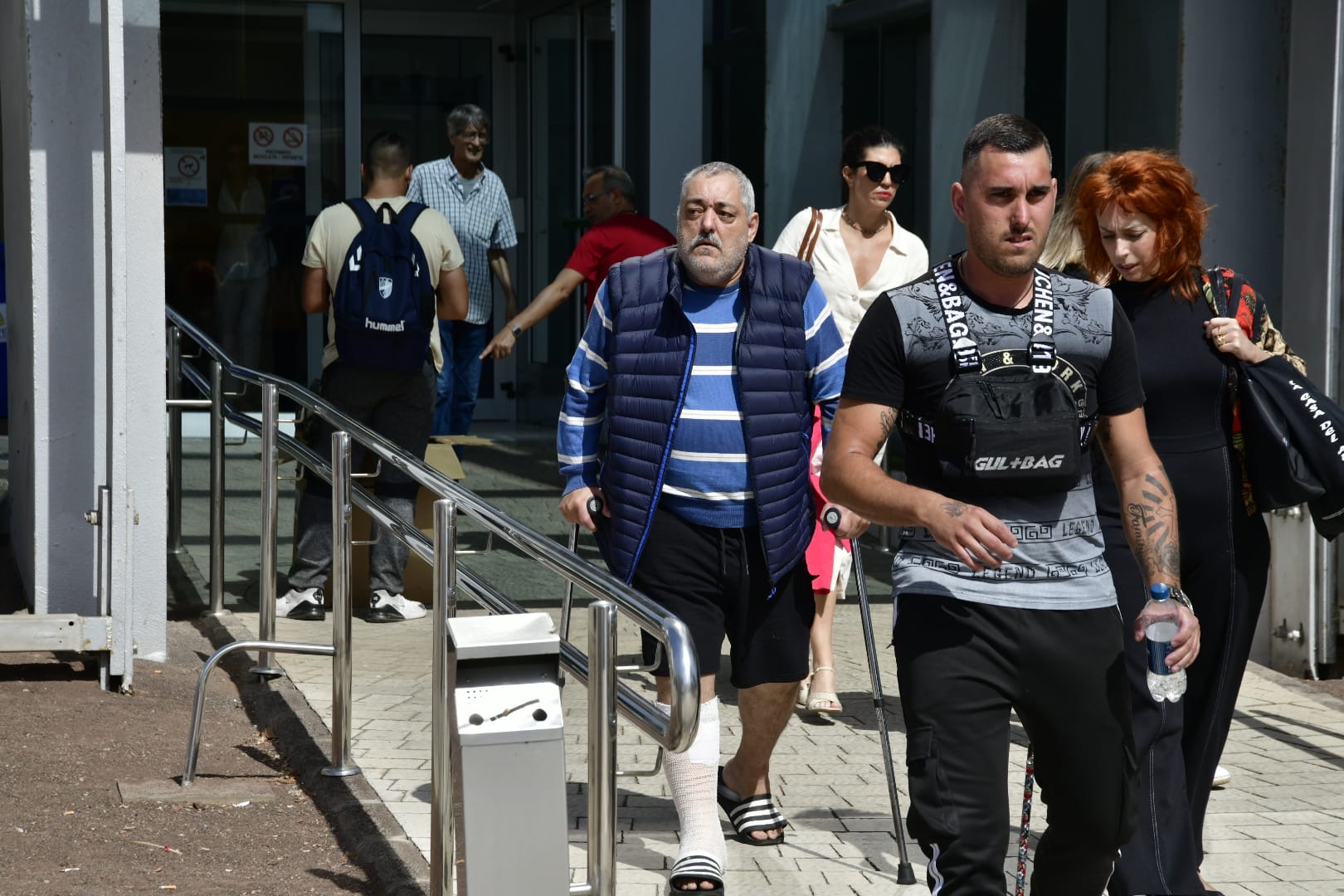 La salida de Miguel Ramos junto a su hijo, en imágenes