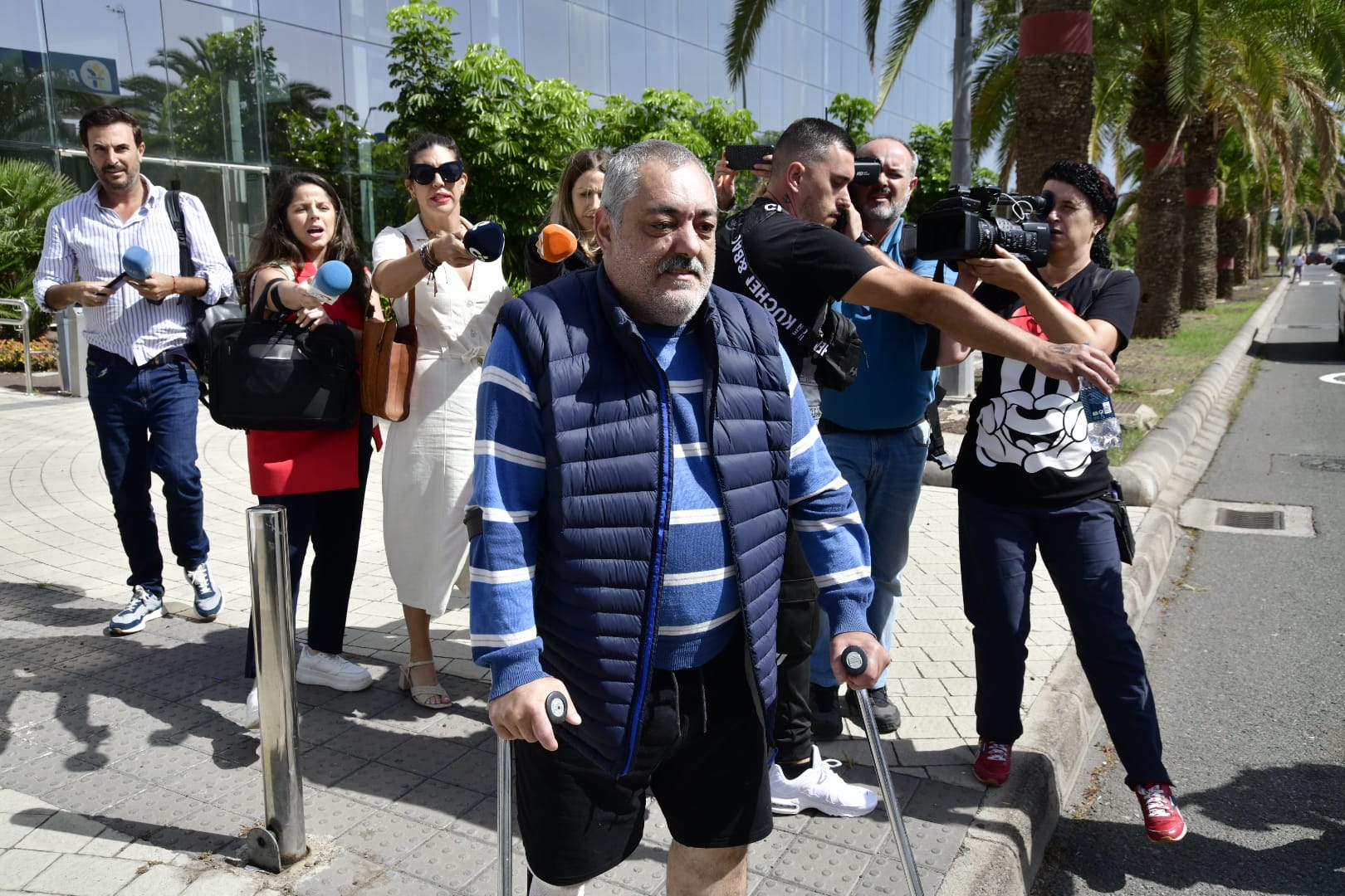 La salida de Miguel Ramos junto a su hijo, en imágenes