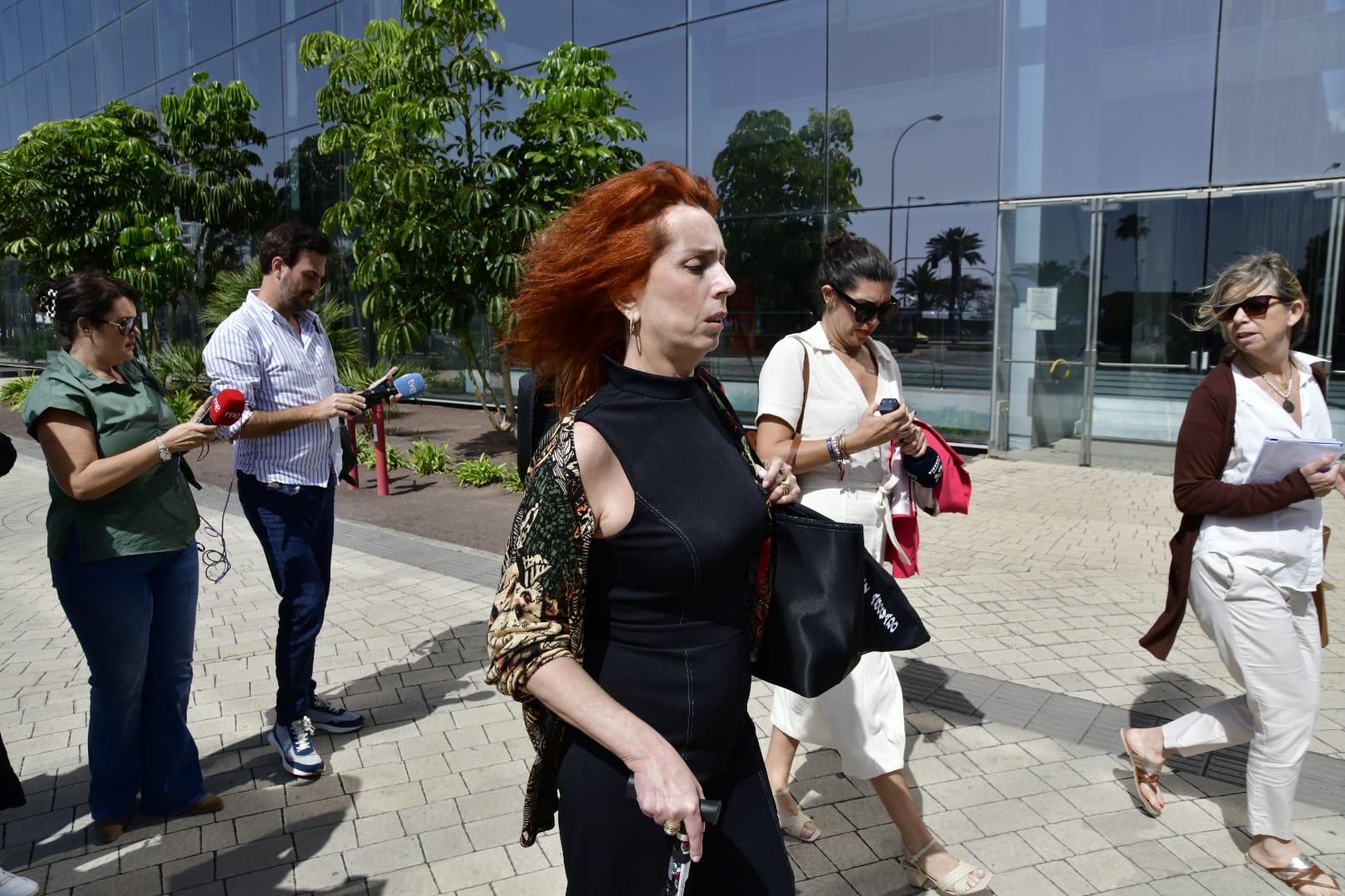 La salida de Miguel Ramos junto a su hijo, en imágenes