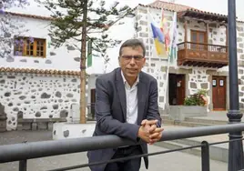 Francisco Atta, alcalde de Valsequillo, delante de las Casas Consistoriales.