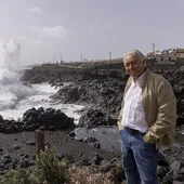 José Manuel Espiño Meilán, en la costa de La Garita, cerca del bufadero. El autor desvela que hay otros dos en el litoral teldense.