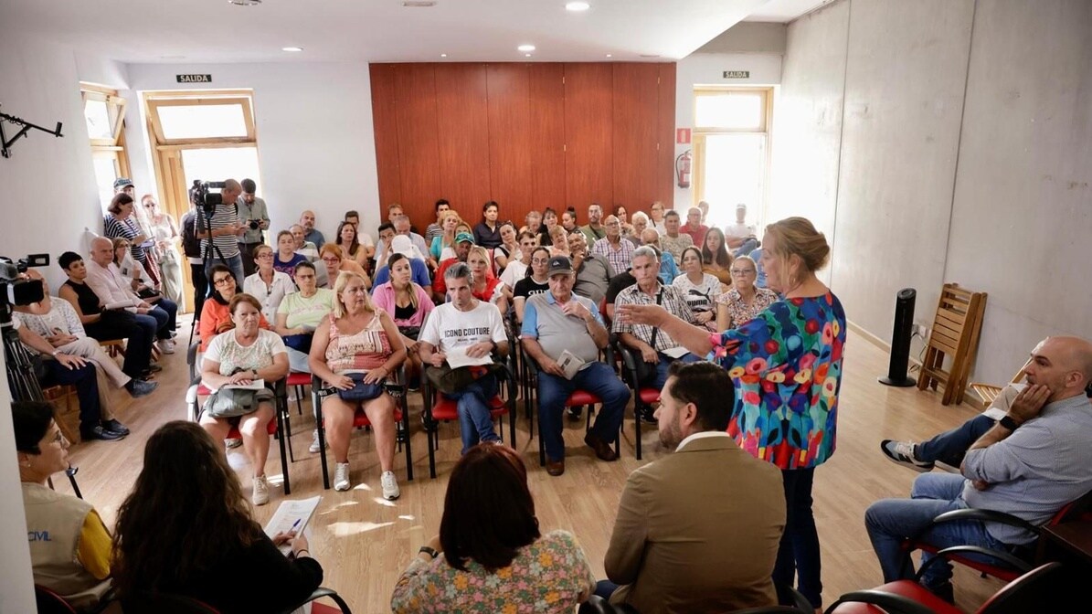 Reunión con los vecinos del barrio marinero de San Cristóbal.