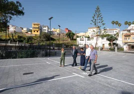 Minerva Alonso, Alexis Henríquez y miembros del gobierno local, en el nuevo aparcamiento.