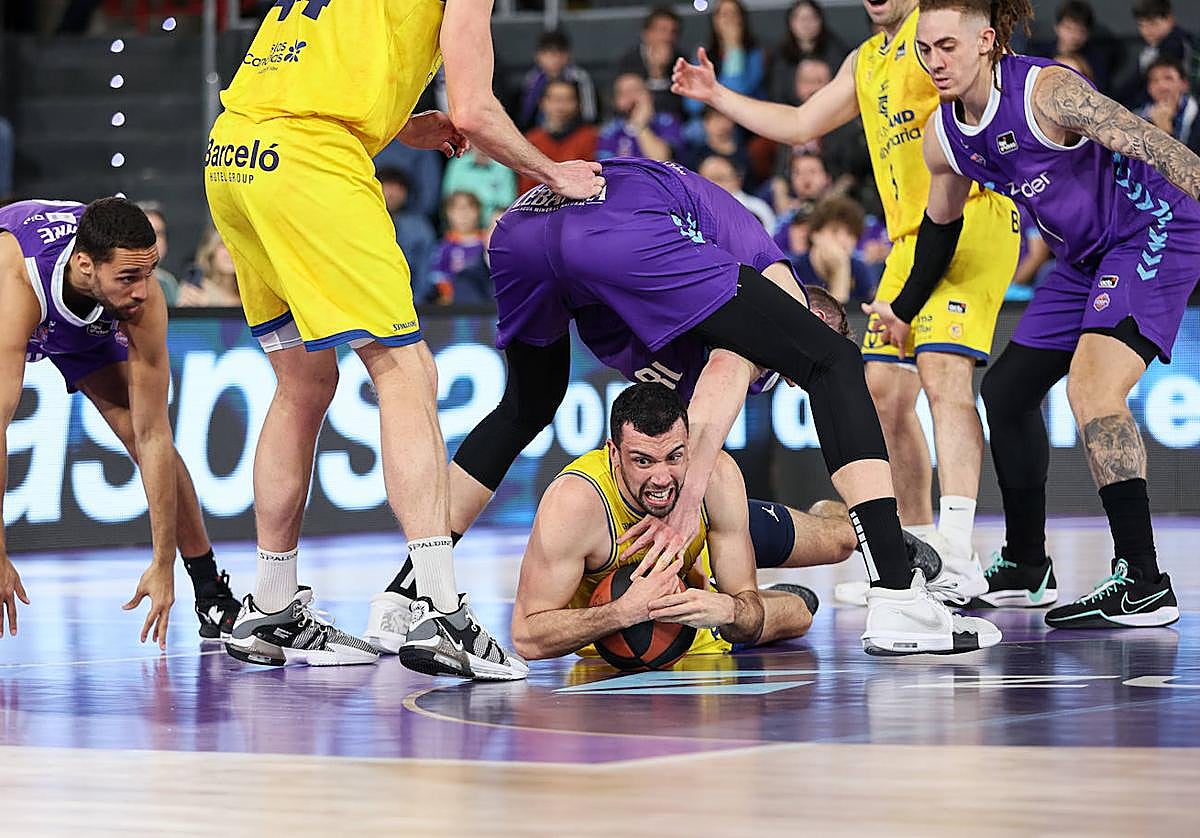 El ala-pívot francés del Dreamland Gran Canaria, Pierre Pelos, pugna por un balón en el encuentro en la cancha del Zunder Palencia.