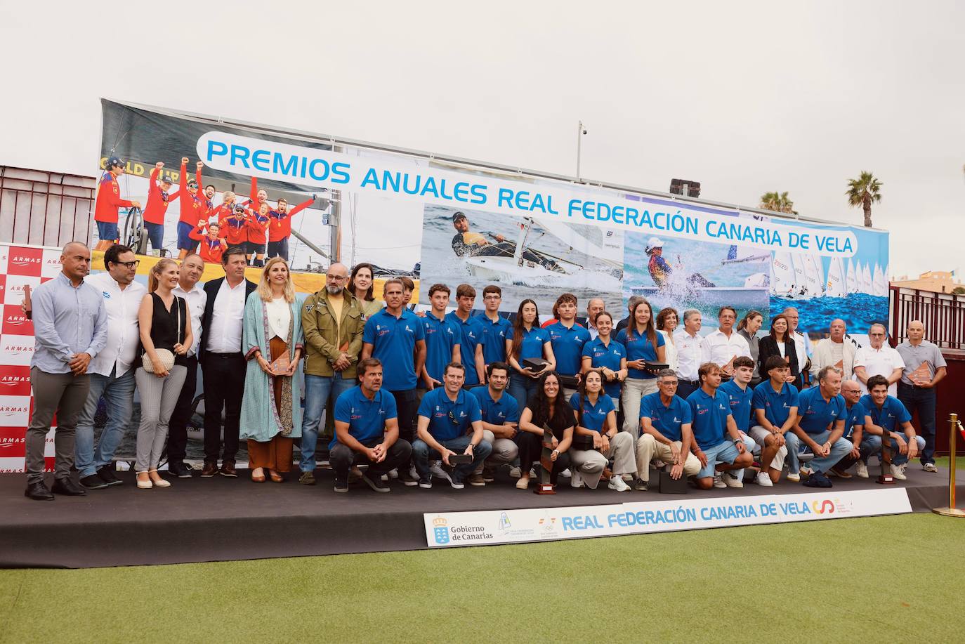 Foto de familia de los premiados.