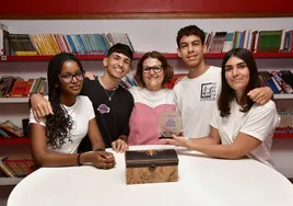 Alexia Chirino Padrón, Hapsa Ba Sall, Emma Sáchez (profesora de Latín y Griego), Eloy Ángel Espino Vega y Julián Patiño Quiñones posan con el premio y su caja de Pandora.