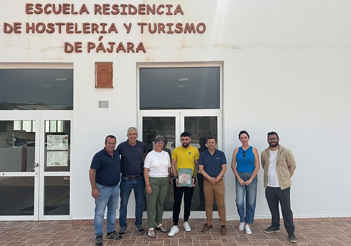 El alcalde Alejandro Jorge y varios concejales, junto a Kevin Díaz, antiguo alumno de la Escuela de Hostelería y Turismo de Pájara.
