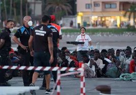 La salvamar Alpheratz ha rescatado un cayuco con unas cien personas a bordo trasladándolas al Puerto de Los Cristianos, en el municipio de Arona (Tenerife).