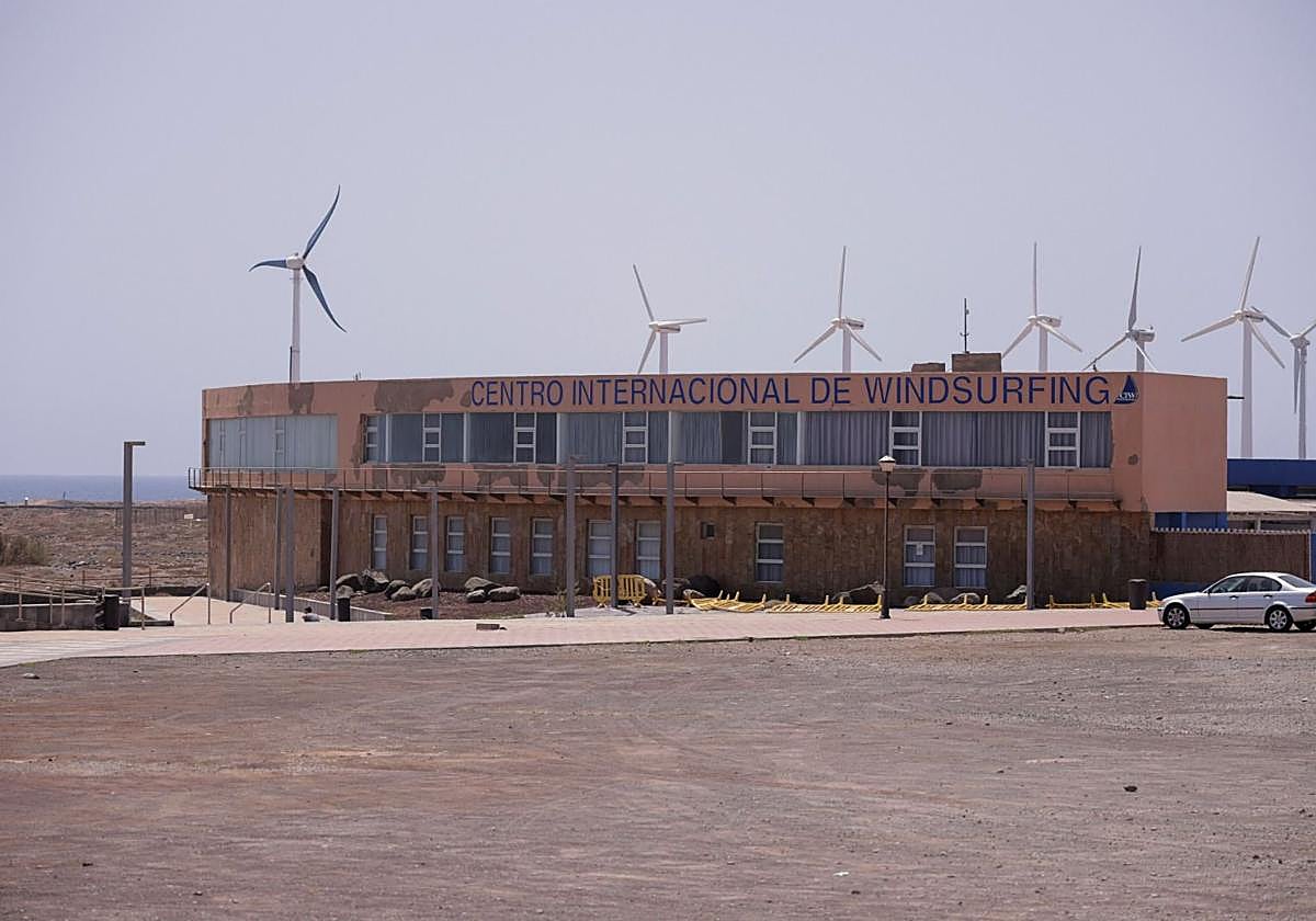 El deterioro del centro internacional de windsurfing de Pozo Izquierdo requiere de una reforma integral