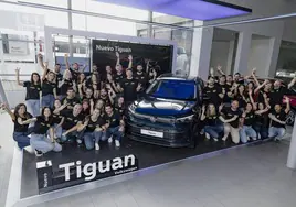 El equipo de Domingo Alonso posa con su mejor sonrisa con el nuevo Volkswagen Tiguan en sus instalaciones deMiller Bajo.