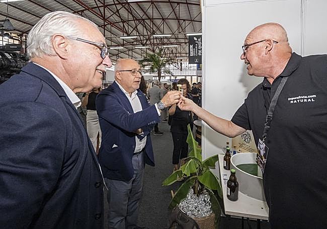 El presidente del Cabildo, Antonio Morales, prueba el queso con espirulina.