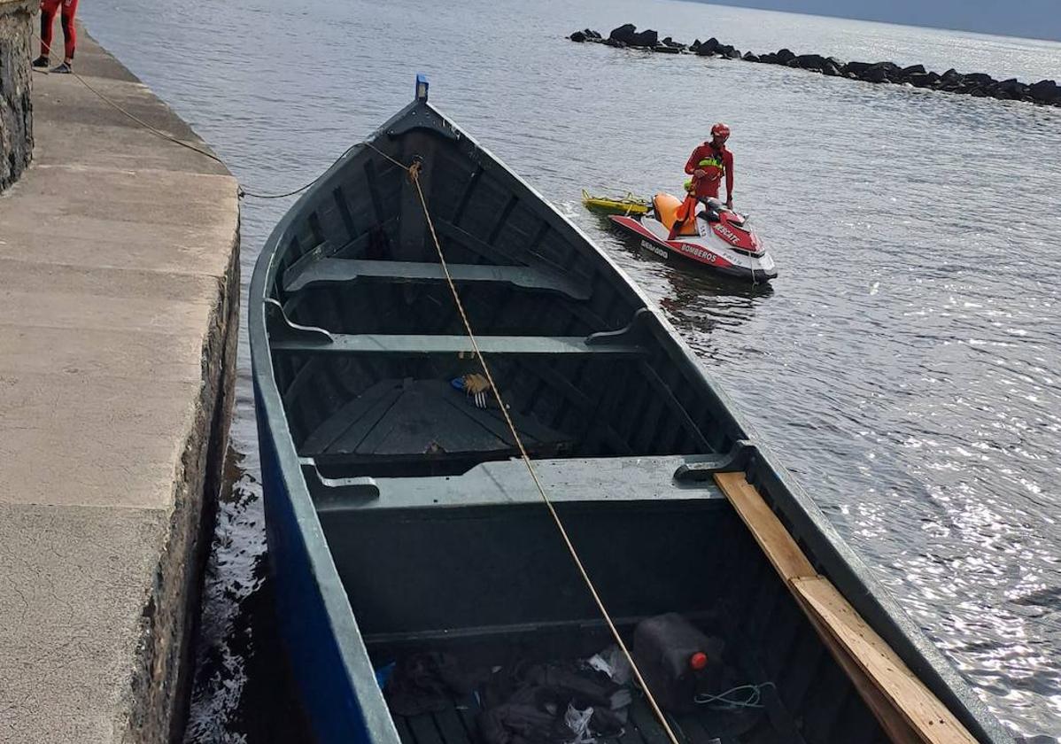 Rescatan a cerca de medio centenar de inmigrantes de una patera cerca de Lanzarote