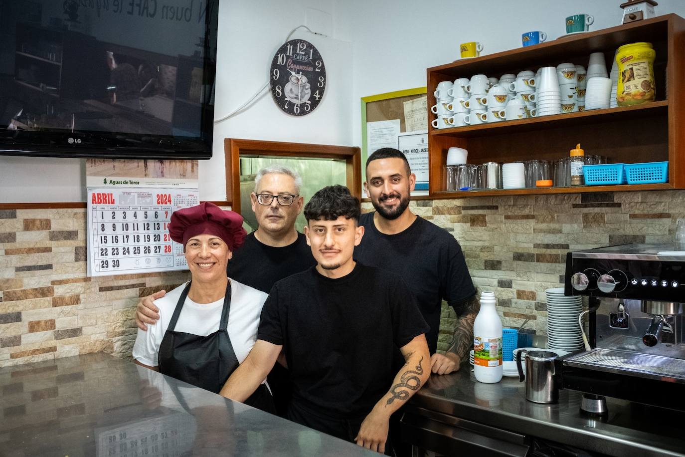Sergio, Juana, Alejandro y Pablo son el corazón y el alma de bar El Pilar en Valsequillo.