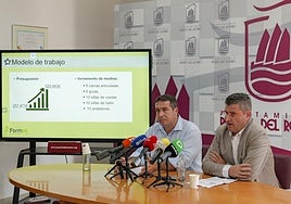 El alcalde David de Vera, junto al responsable de la empresa adjudicataria del servicio.