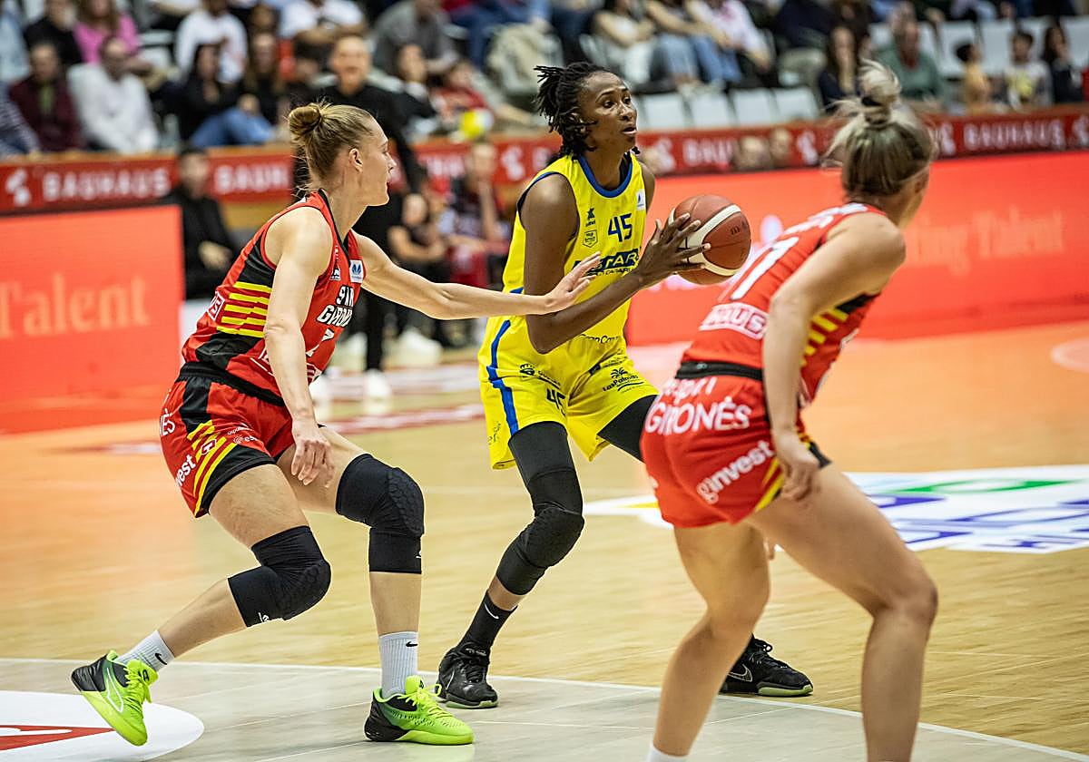 Astou Ndour, con la bola en una acción del partido.