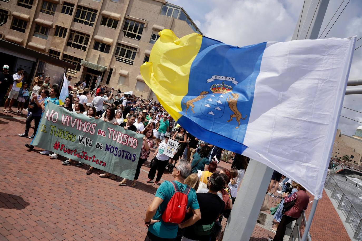 Las imágenes de la manifestación del 20A en toda Canarias