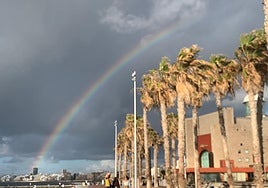 Nubusidad y arcoiris en la capital grancanaria. A pesar de las nubes, no se asoma el agua en las islas.
