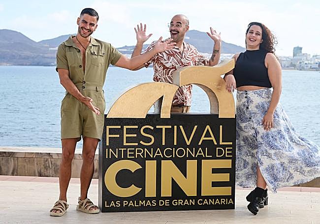 De izquierda a derecha, Abraham Santacruz, Coré Ruiz y Raquel Herrera, este sábado, juto al logo del festival.
