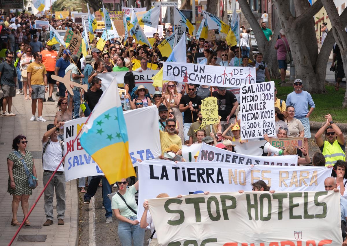 Imagen secundaria 1 - Agua, vivienda, paisaje, tierras raras, torretas: Fuerteventura, ahíta de todo, sale a la calle