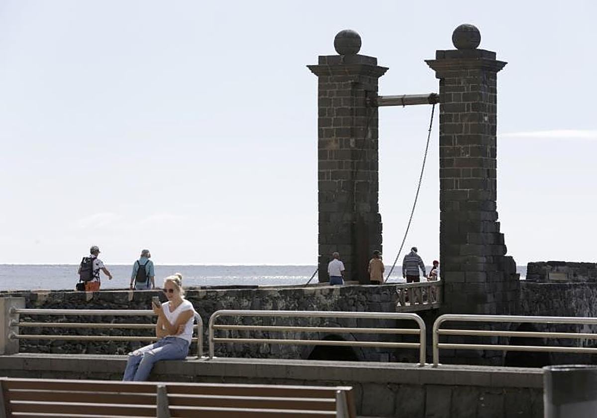 Turistas paseando a mediados de la pasada semana por el centro de Arrecife.