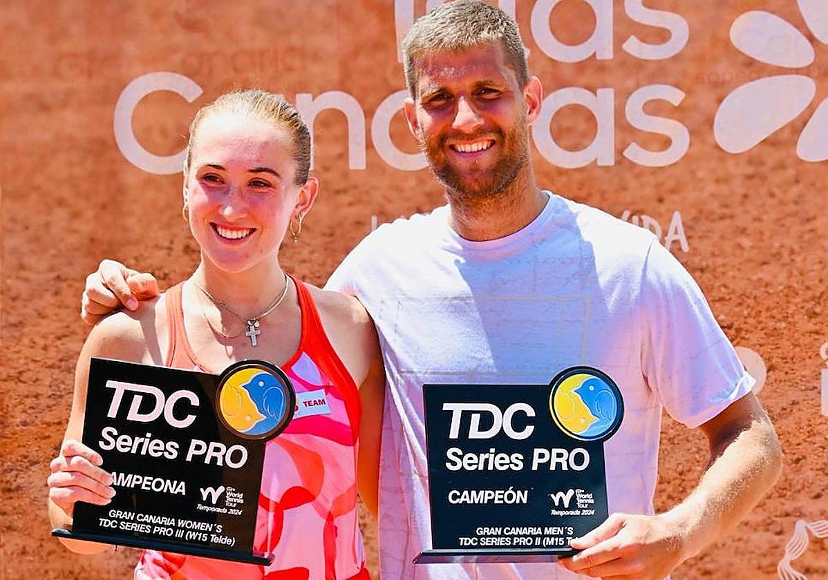 Gina Feistel y Martin Klizan, sonrientes con sus trofeos de campeones.