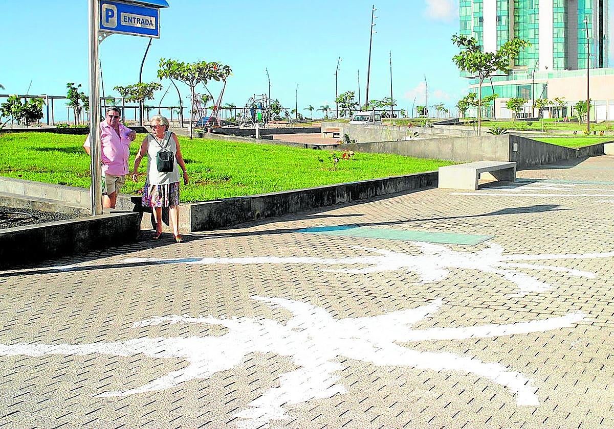 Intervención artística de Tres de Sal reclamando palmeras para tener sombra en un parque de Arrecife.