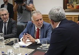 El minitro de Política Territorial, Ángel Víctor Torres, con el presidente, Fernando Clavjio (d).
