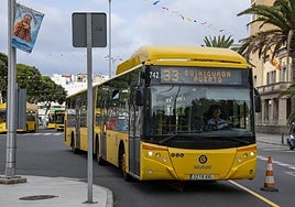 Una guagua sale de la plaza de Manuel Becerra.