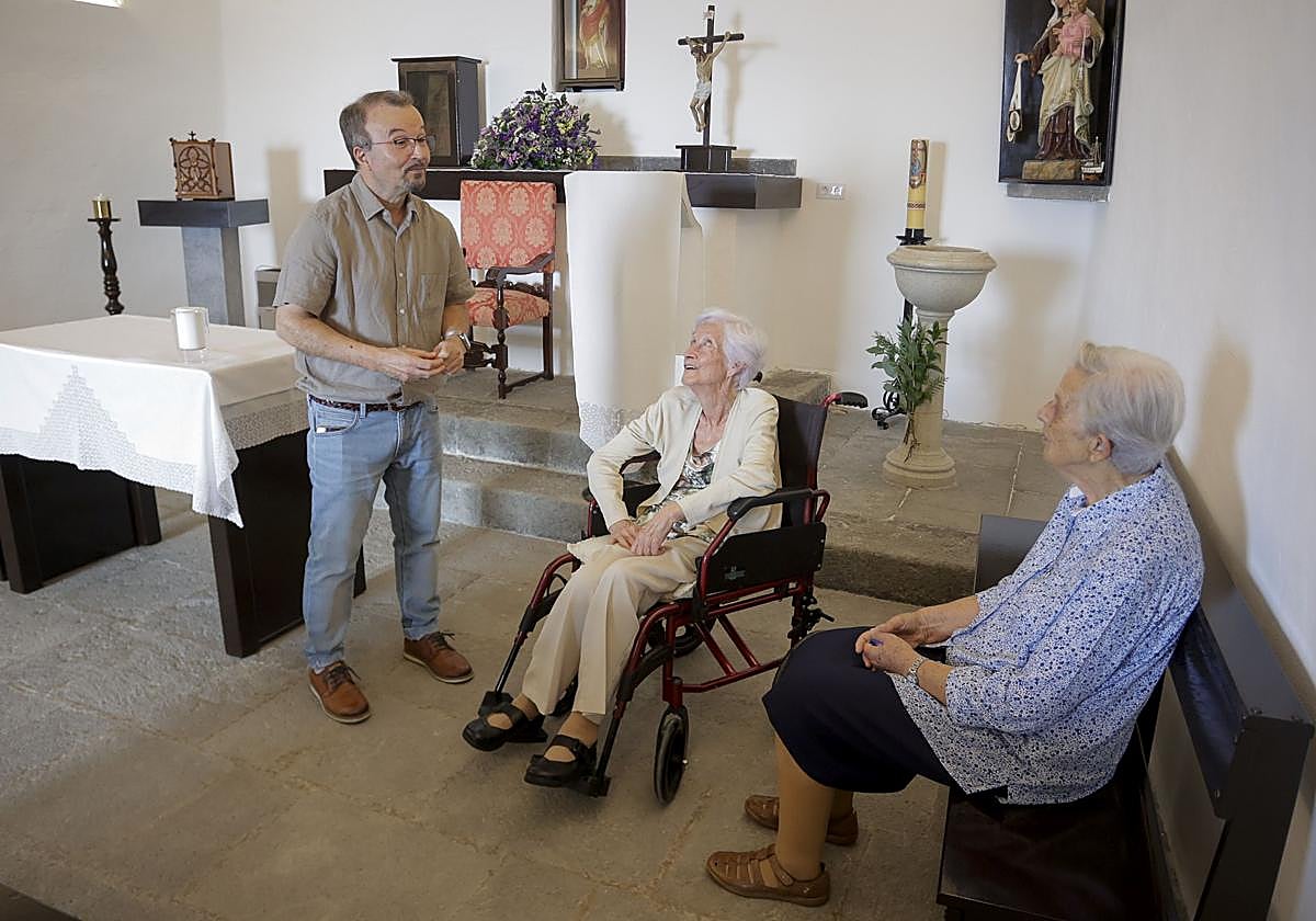 Carmen Rubio, en silla de ruedas, en una foto reciente con el párroco Félix Aguiar y la hermana Esther Pérez.