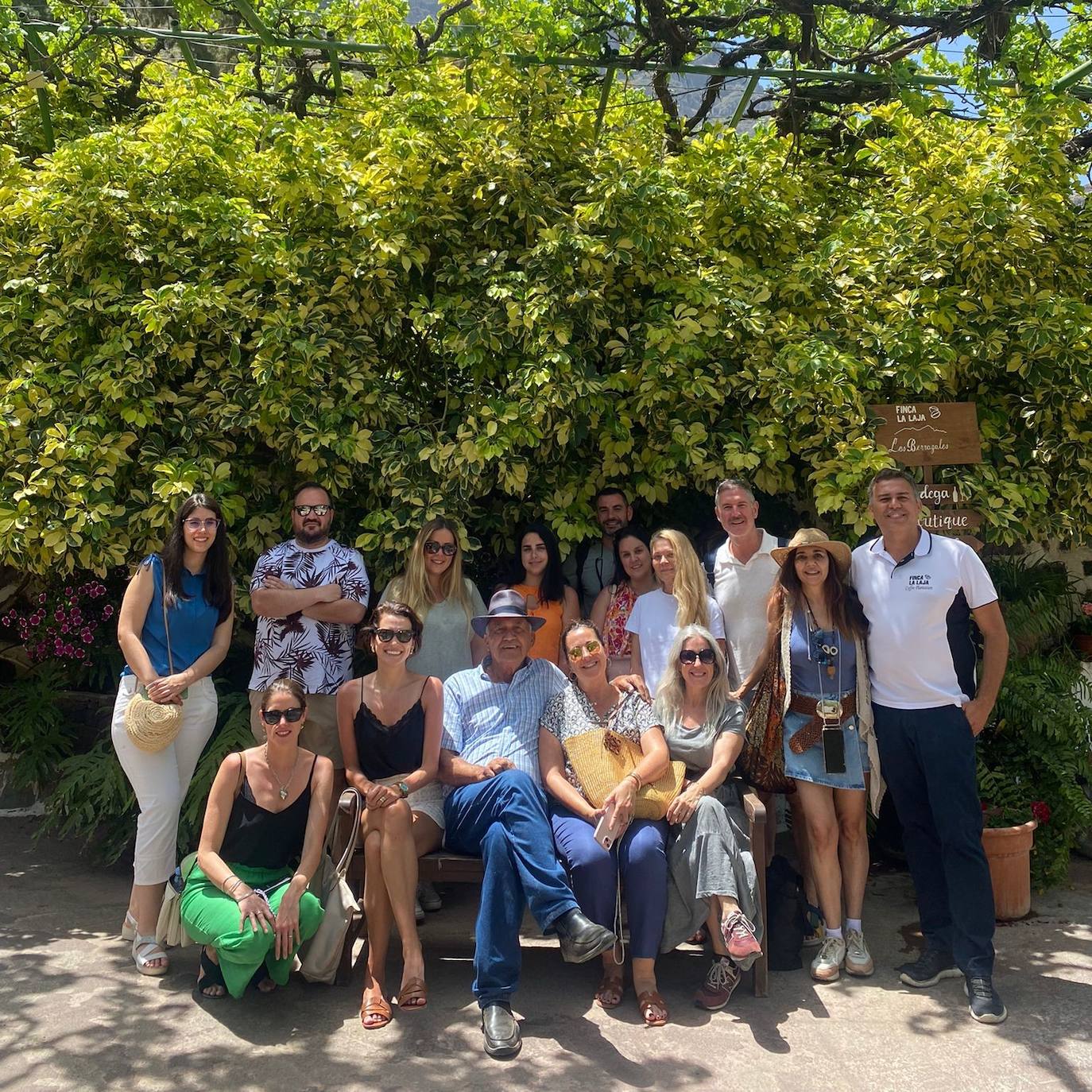 Imagen secundaria 2 - Derecha: yoga en Salobre Hotel Resort & Serenity; izquierda: visita a Finca La Laja & Bodega Los Berrazales