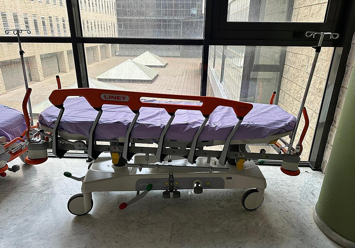 Imagen de una de las camillas incorporada recientemente en el centro hospitalario.
