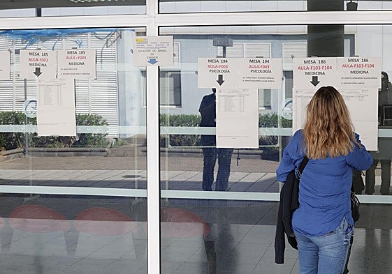 Opositora consultando el aula donde tenía que examinarse en la última convocatoria de plazas MIR.