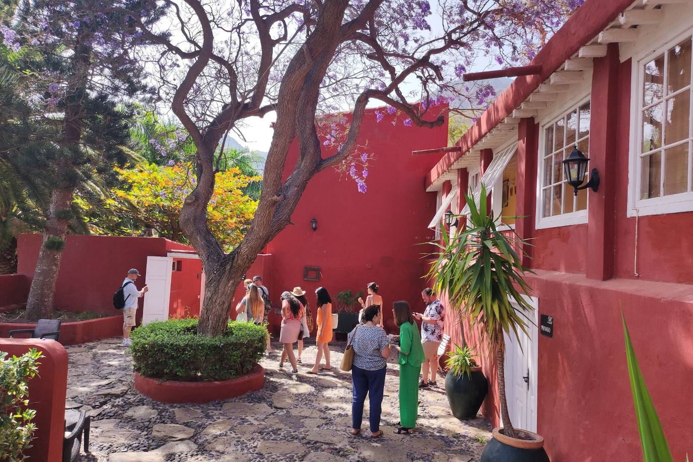 Imagen secundaria 1 - Arriba: Sesión de meditación en el Hotel Rural Las Calas; abajo izquierda: recorrido por el Hotel Rural Las Longueras; abajo derecha: almuerzo en Perchel Beach Club.