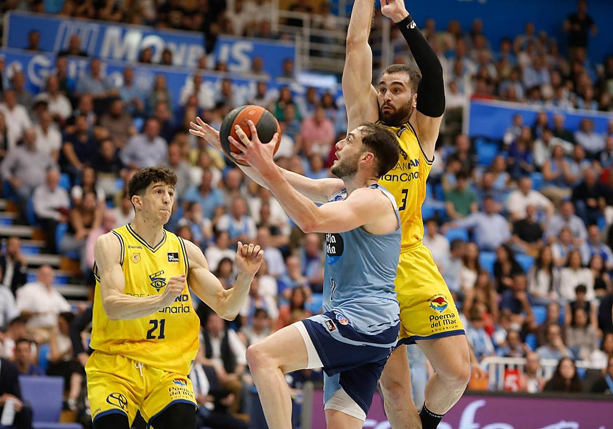 Amar Gegic -izquierda- intenta frenar al examarillo Sergi García.