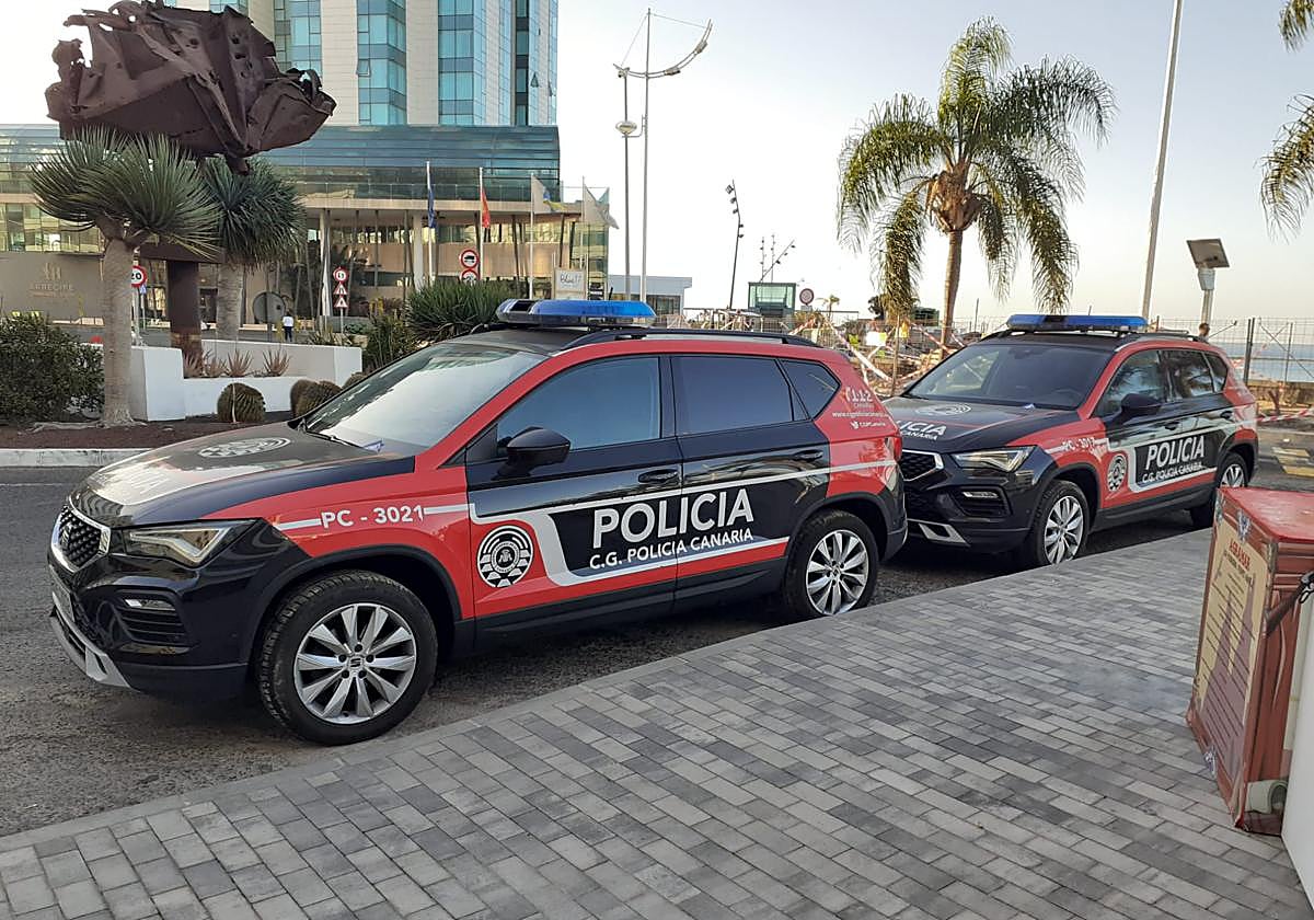 Vehículos de la Policía Canaria en febrero en Arrecife.