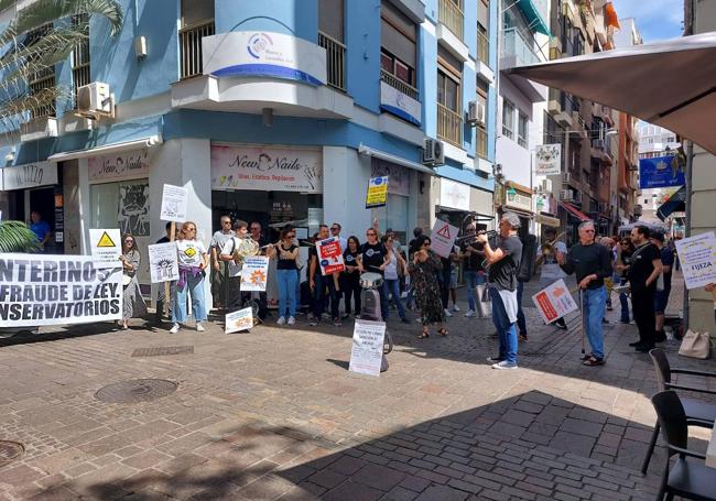 Docentes de los conservatorios frente al Parlamento de Canarias este martes.