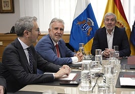 Clavijo y Torres, ayer durante el encuentro previo a la reunión bilateral sobre Costas.