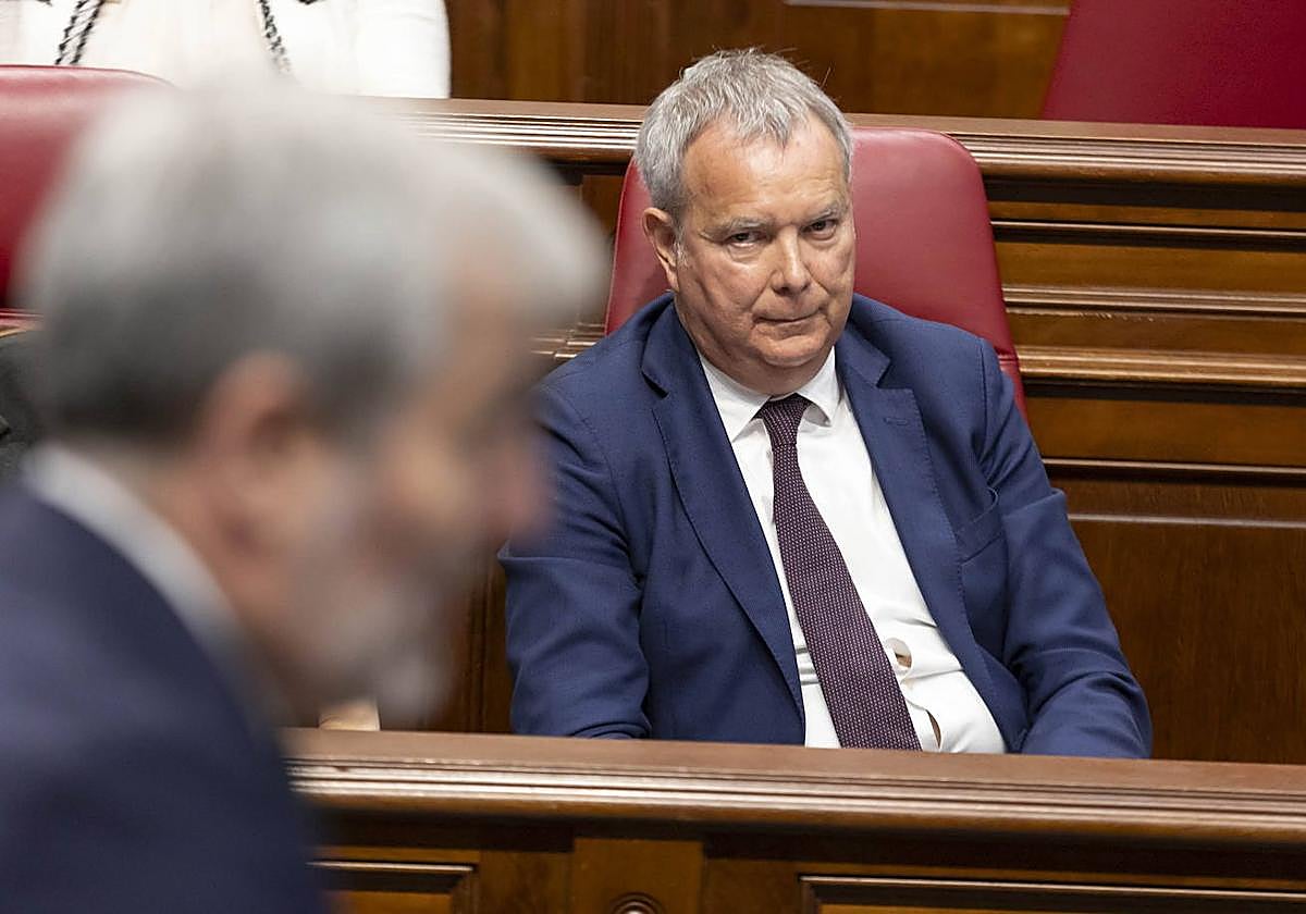 El portavoz del PSOE, Sebastian Franquis, durante una intervención del presidente canario, Fernando Clavijo.