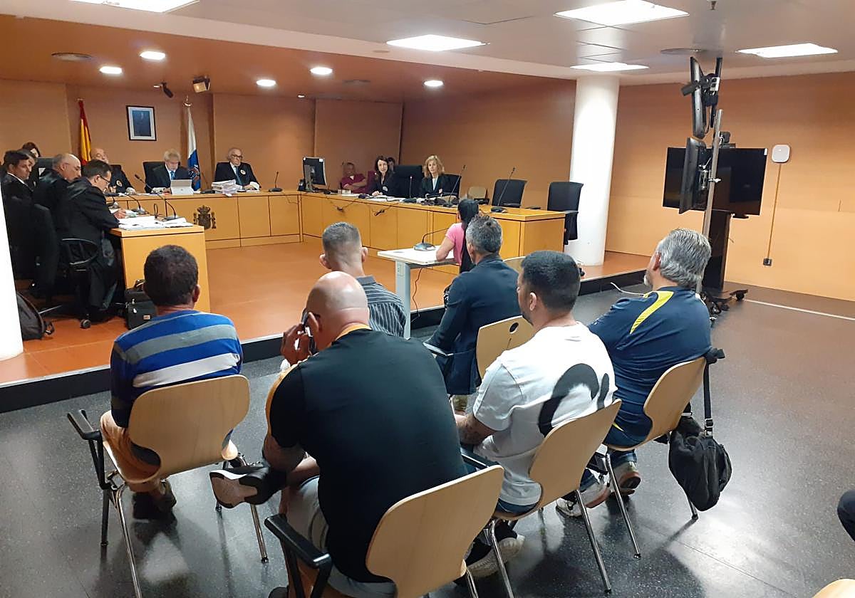 Los siete encausados, en el momento que se daba comienzo a la vista.