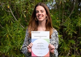 Natalia Menéndez en los jardines de Humboldt Manor del Colegio Hispano Inglés.