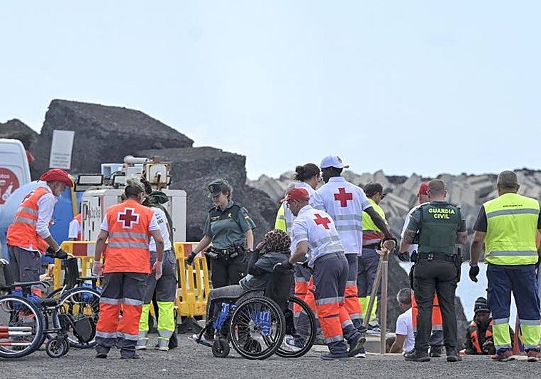 Momento del rescate de una patera en aguas cercanas a El Hierro.