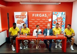 Presidente y jugadores del Guaguas, en la rueda de prensa en Aguas de Firgas.