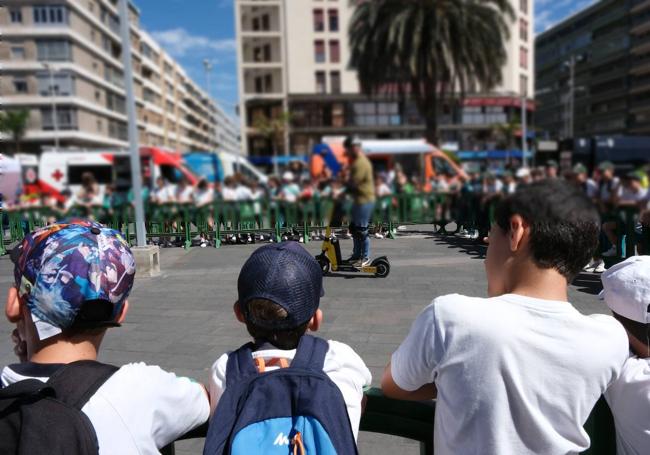 Exhibición sobre el uso adecuado de la patineta.