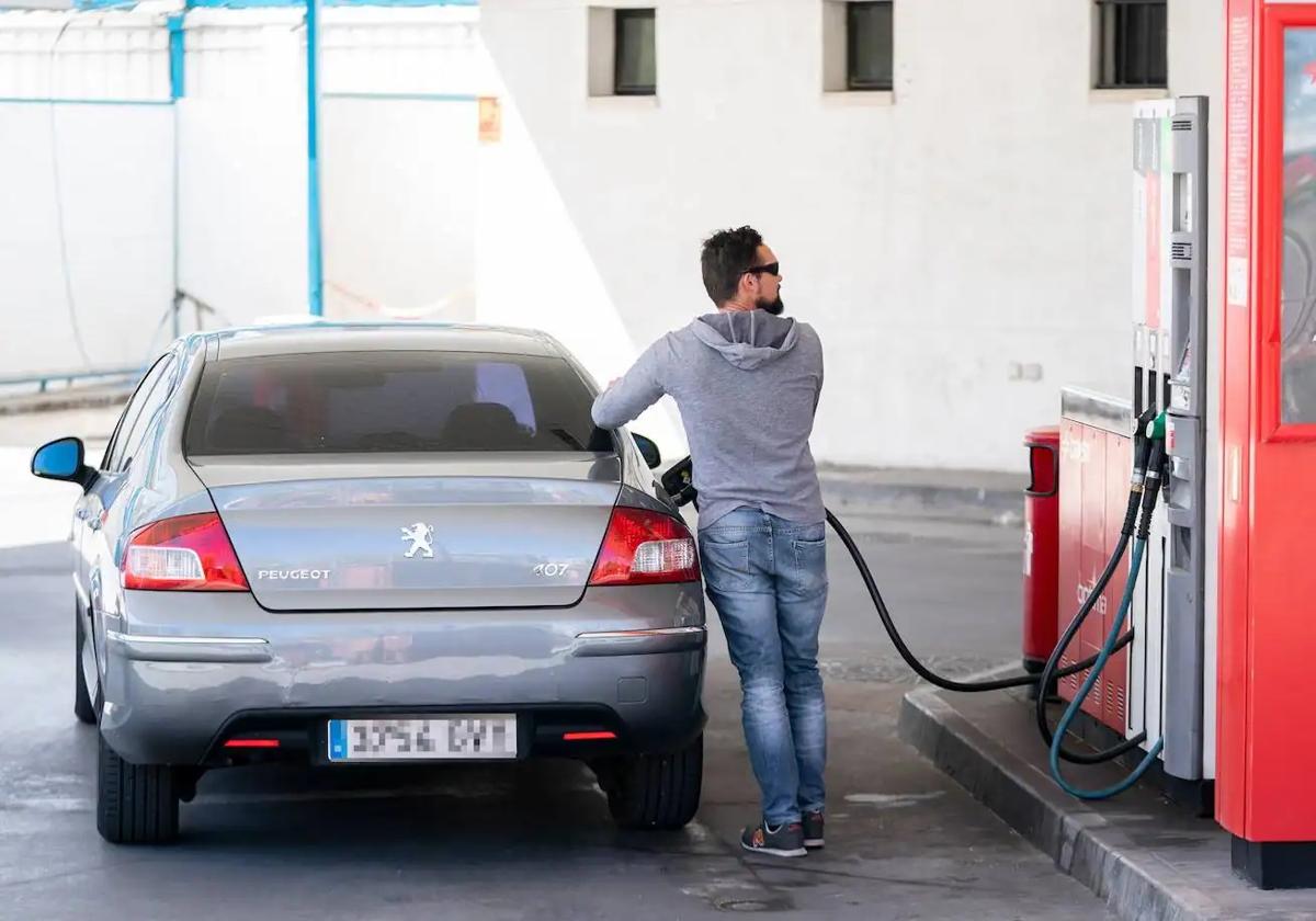 Ciudadano reposta en una gasolinera.