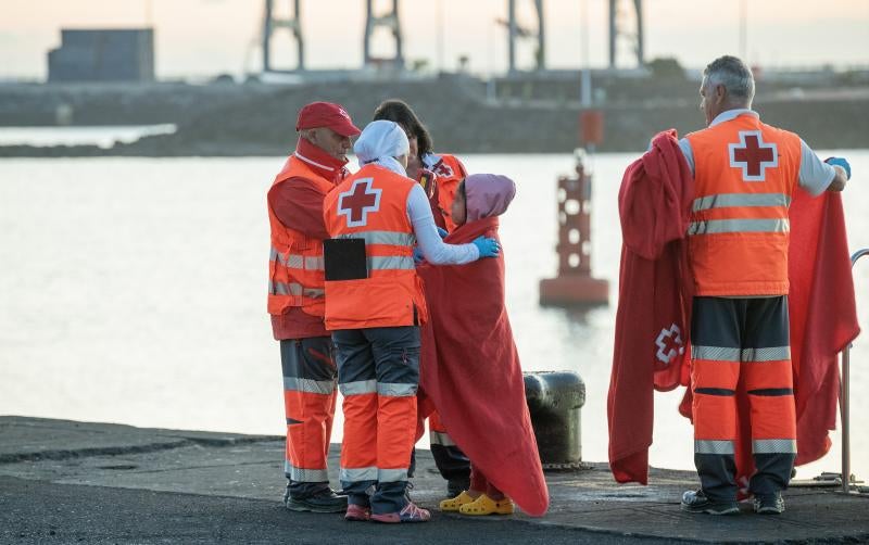 Imagen de archivo de una menor migrante junto a trabajadores de Cruz Roja en Lanzarote.