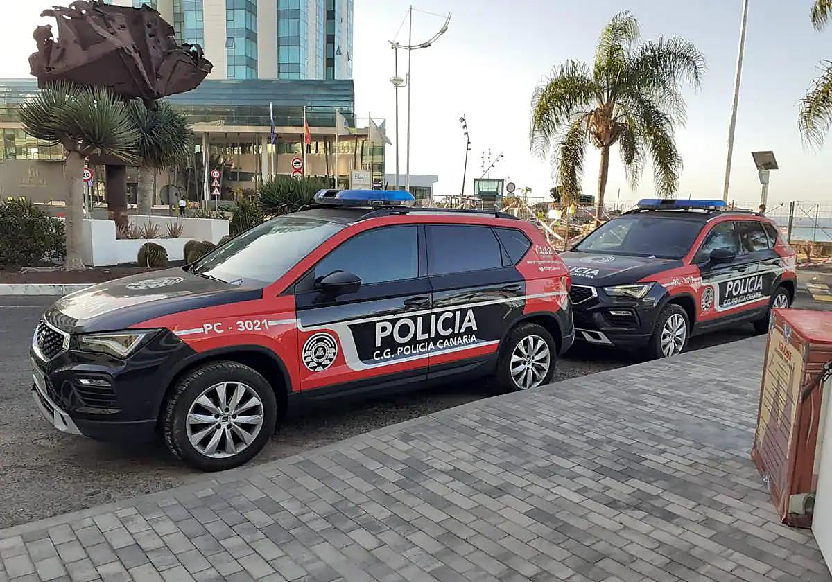 Vehículos de la Policía Canaria en Arrecife, en febrero.